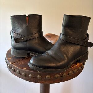 Madewell Black Leather Moto Boots. Brass button. Excellent condition Women’s 8